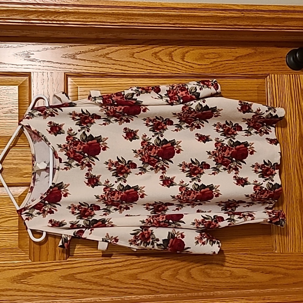 Cold-shoulder 3/4 sleeve top